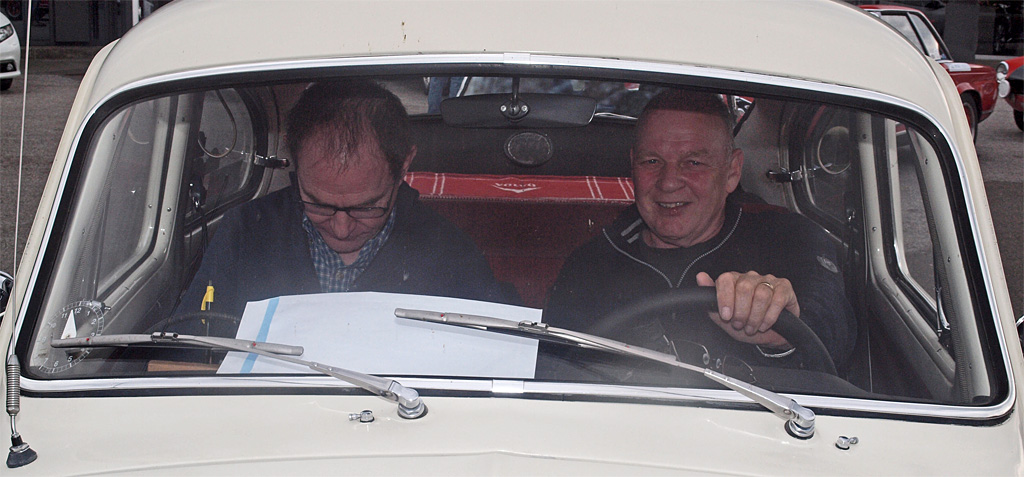 Deltagerne indlægger ruten inden start. Her er Benny Koch (t.h.) og Hans Oluf Nielsen i Volvo 544 i fuld gang med forberedelserne
(Foto: Åge Keseler Kirketerp)